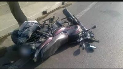 دماء وصراخ على طريق الصلعا بعد تصادم موتوسيكلين ويصيب شابين بجروح خطيرة