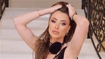 أنابيلا هلال تعكس رشاقتها بفستان مزركش