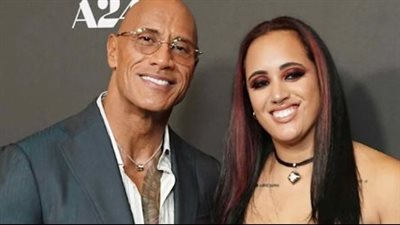 دواين جونسون يتألق في ظهور نادر برفقة ابنته الكبرى على السجادة الحمراء