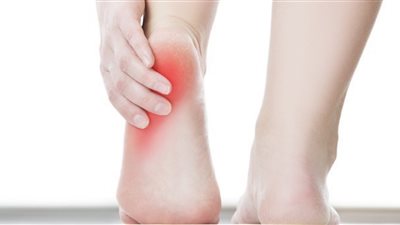 طبيب يوضح أسباب آلام الكعب وطرق علاجها