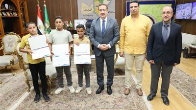 محافظ المنوفية يكرم ثلاث طلاب لأمانتهم بعد عثورهم على مبلغ مالي كبير 