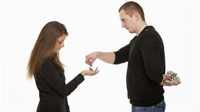 البخل عند الأزواج.. إليك أجمل الأدعية لحل هذه المشكلة 