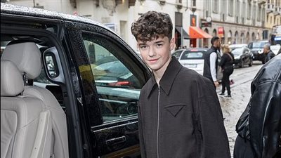 أوين كوبر يخطف الأنظار في ميلانو بعد فوزه التاريخي بجائزة إيمي