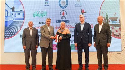 وزير البترول والمحافظ يسلمان مفاتيح المنازل الجديدة للأهالي بنجع رسلان بالإسكندرية 