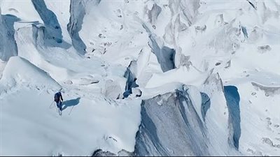 إنجاز على قمة العالم.. مغامر بولندي يتزلج على إيفرست دون أكسجين