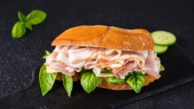 للانش بوكس.. طريقة تحضير ساندويتش التيركي المدخن بالخضار