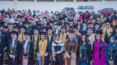 رئيس جامعة يشهد حفل تخرج الدفعتين 39 و 40 من كلية علوم الرياضة