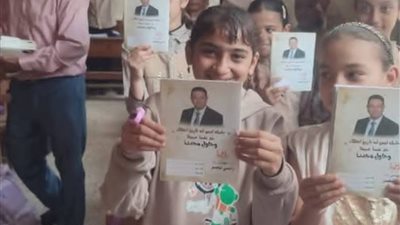 بالمخالفة للقانون.. مرشح محتمل يستغل المنشآت التعليمية في الدعاية الانتخابية 