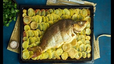 طرقة عمل سمك دنيس مشوي مع خضراوات بالفرن