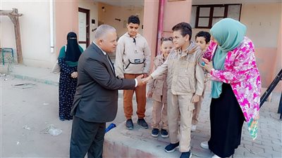 تكريم معلمة بمدرسة مدينة فارس الإعدادية للبنات بالفيوم
