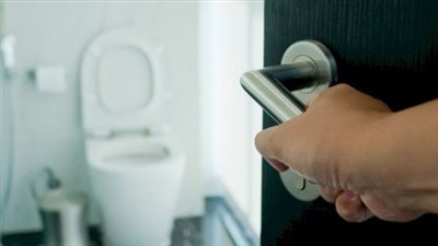 حكم الكلام في الحمام أثناء قضاء الحاجة