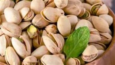 مكسرات وفواكه مجففة شائعة تساعد على نمو الشعر