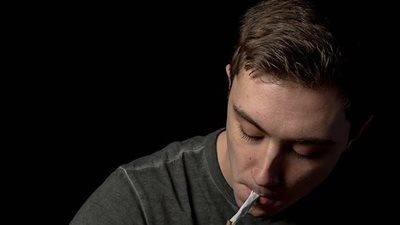 تدخين الوالدين في المراهقة قد يقلل من عمر الأبناء