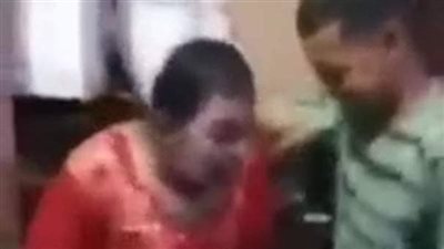 شاب يجبر سائق علي ارتداء ملابس نساء وتصويره بسبب  علاقة غير شرعيه 