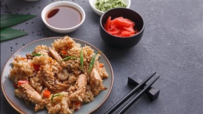 طريقة تحضير أرز مقلي بالدجاج والخضراوات