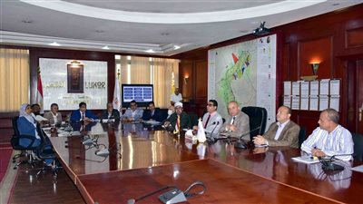 محافظ الأقصر يستعرض خطط التطوير ب 13 مديرية 