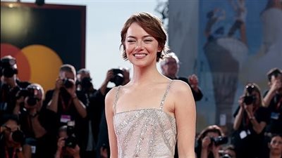 ظهور مفاجئ لإيما ستون يثير الجدل في عرض أزياء لويس فيتون بباريس