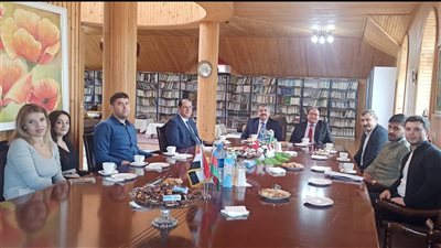 رئيس الجالية الأذربيجانية في مصر يتسلم ميدالية وزارة التعليم العالي والبحث العلمي المصرية