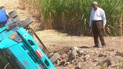 انقلاب سيارة نصف محملة بالقصب دون إصابات بطهطا