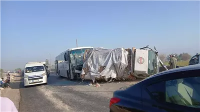 تصادم أتوبيس وسيارة نصف نقل يسفر عن جرح طالبات وسائق ببني سويف 