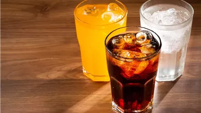 الأضرار الخفية للمشروبات الغازية على الكبد والأسنان