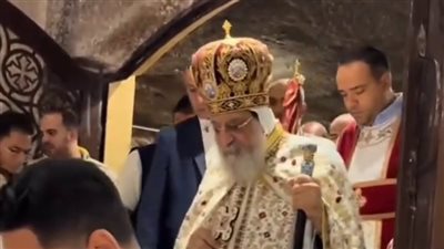 لحظة تاريخية استقبال جماهيري للبابا تواضروس في مغارة السيدة العذراء بدير درنكة