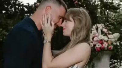 تايلور سويفت تحتفي برومانسية ترافيس كيلسي واختياره خاتم خطوبتها 