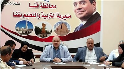 مدير تعليم قنا يكرم أصحاب المركز الأول في المدرسة الرقمية بالتعليم المجتمعي