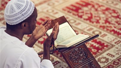 «بين الوفاء والكفارة».. الأزهر يوضح حكم من عجز عن صيام النذر