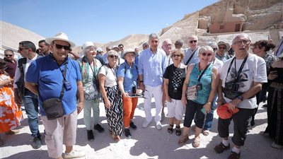  وزير السياحة والآثار يتفقد منطقة وادي الملوك بالأقصر ويلتقي مجموعات سياحية من مختلف دول العالم