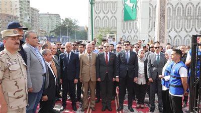 محافظ الشرقية يضع إكليل الزهور على النصب التذكاري 