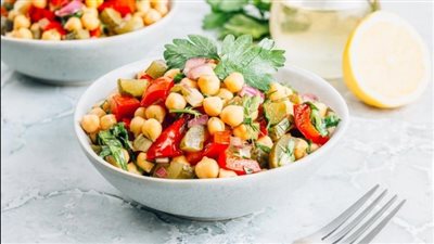 للدايت.. طريقة عمل سلطة الحمص بالطماطم