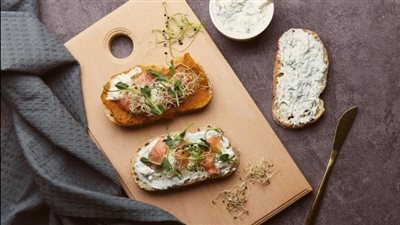 حضري السلمون المدخن بالشبت والخردل على خبز محمص| وجبة سريعة وسهلة