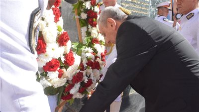 محافظ الغربية يضع إكليل الزهور على النصب التذكاري احتفالا بانتصارات أكتوبر 