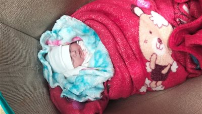 العثور على طفلة رضيعة حديثة الولادة بموقف إدفينا في البحيرة