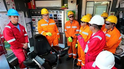 وزير البترول يتفقد الحفار البحري 