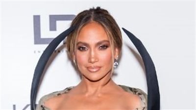 جينيفر لوبيز تروج لفليمها الجديد بفستان هيكلي مثير (صور)