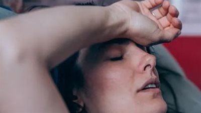 بعيداً عن التوتر وقلة النوم وضغط الدم.. 6 أسباب أخرى للصداع