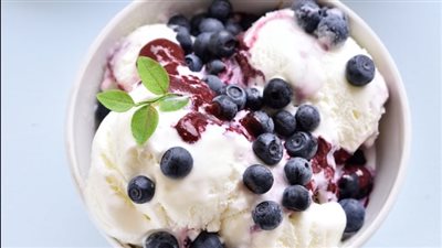 يقي من سرطان الثدي.. حضري آيس كريم الزبادي اليوناني بالتوت الصحي