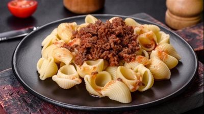طريقة عمل مكرونة الأصداف باللحم المفروم والبشاميل.. وصفة لذيذة وسهلة