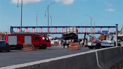 انقلاب شاحنة سيراميك يعطل شريان الإسكندرية ونيابة المنتزه تحقق في الحادث