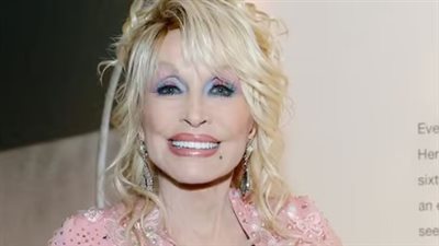 فريدا بارتون تطمئن محبي شقيقتها دوللي: الوضع الصحي ليس خطيرًا