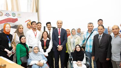 رئيس جامعة دمنهور يلتقي أبنائه الطلاب ذوي الهمم