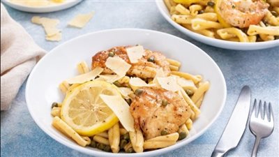 على خطى المطاعم.. حضري بيكاتا الدجاج بالثوم والبقدونس