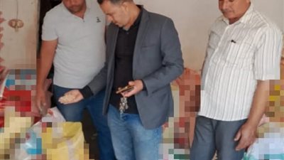ضبط 1.25 طن لوبيا مجهولة المصدر و10 براميل مخلل بدون بيانات بالبحيرة
