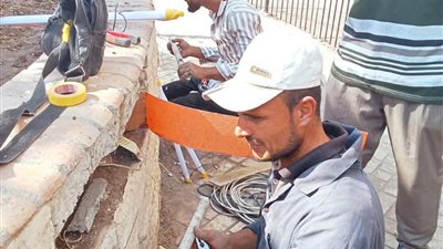 صيانة ورفع كفاءة شبكة الإنارة العامة بدمنهور استعدادًا لفصل الشتاء