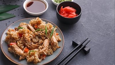 على الطريقة الصينية.. حضري أرز بالدجاج والخضار