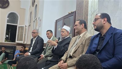 رئيس جامعة الأزهر ونائبه يؤديان صلاتي المغرب والعشاء مع طلاب المدينة
