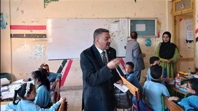 مدير تعليمية نجع حمادي يفاجئ مدرسة الشهيد إسلام الرسمية للغات