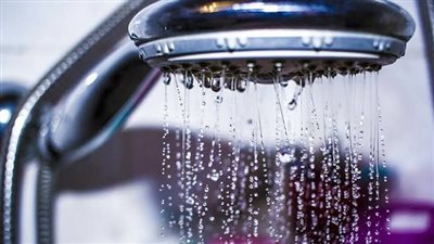 7 أخطاء شائعة أثناء الاستحمام تهدد صحة بشرتك وشعرك